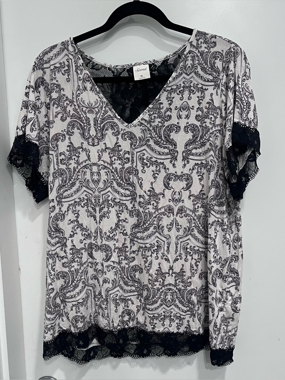 Soma white and black paisley short-sleeve top with black lace trim size xl
